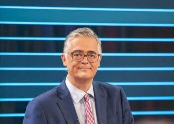 Matthias fornoff schaut an kamera vorbei