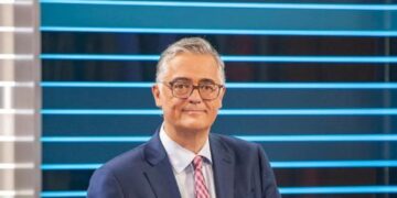 Matthias fornoff schaut an kamera vorbei