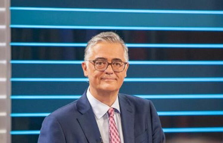 Matthias fornoff schaut an kamera vorbei